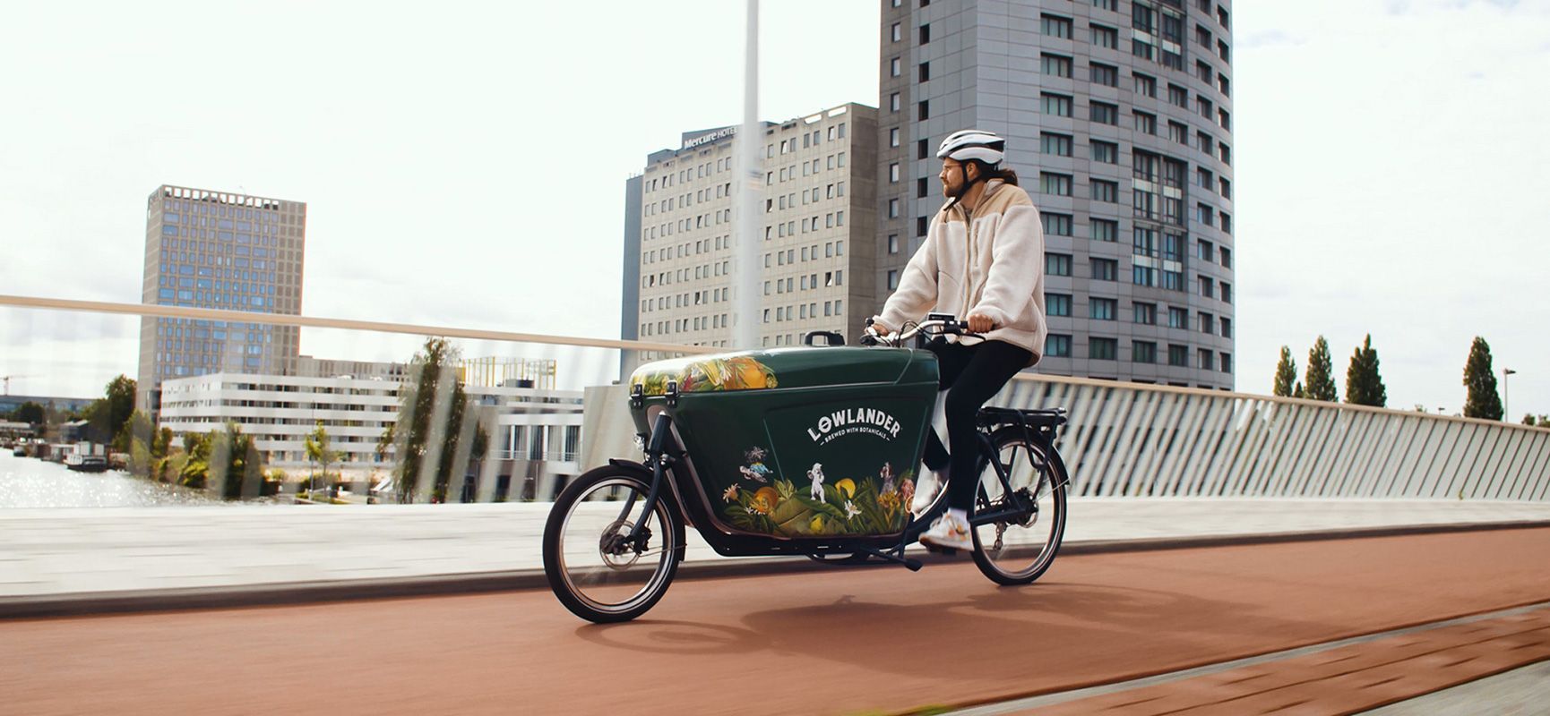 Biermarke Lowlander trotzt mit dem elektrischen Transportfahrrad  der hektischen Hauptstadt